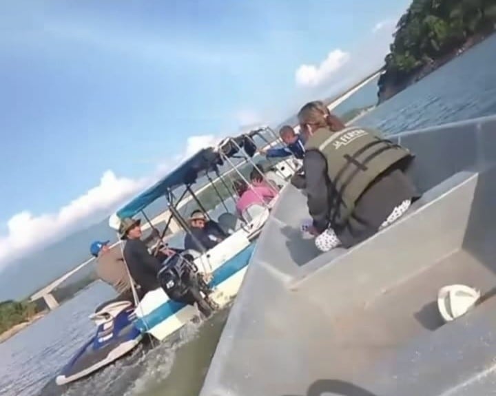 Operativo de rescate en embalse Topocoro logra hallar a familia de San Gil atrapada en lancha sin gasolina y sin señal de comunicación