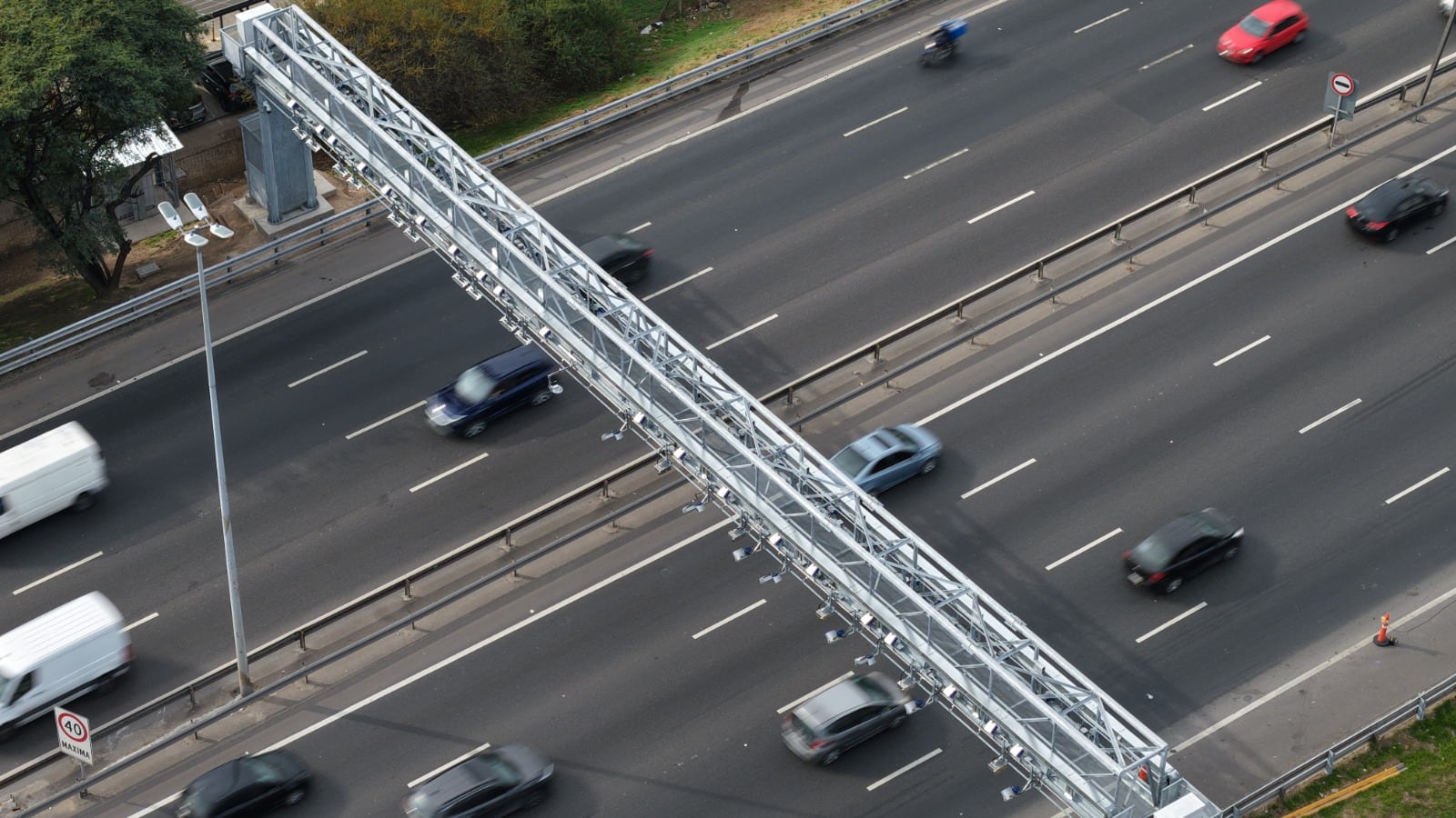 Un micro con pasajeros chocó contra un caballo en una autopista: la concesionaria deberá cubrir la reparación