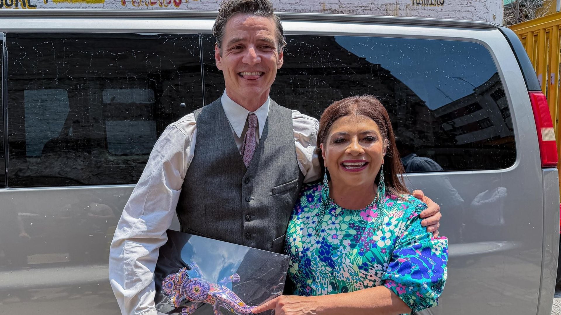 Pedro Pascal es sorprendido por Clara Brugada en CDMX con motivo de su cumpleaños