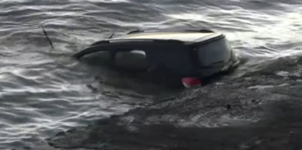Una camioneta cayó al Río de la Plata en la costanera: rescataron a una mujer y a su hija