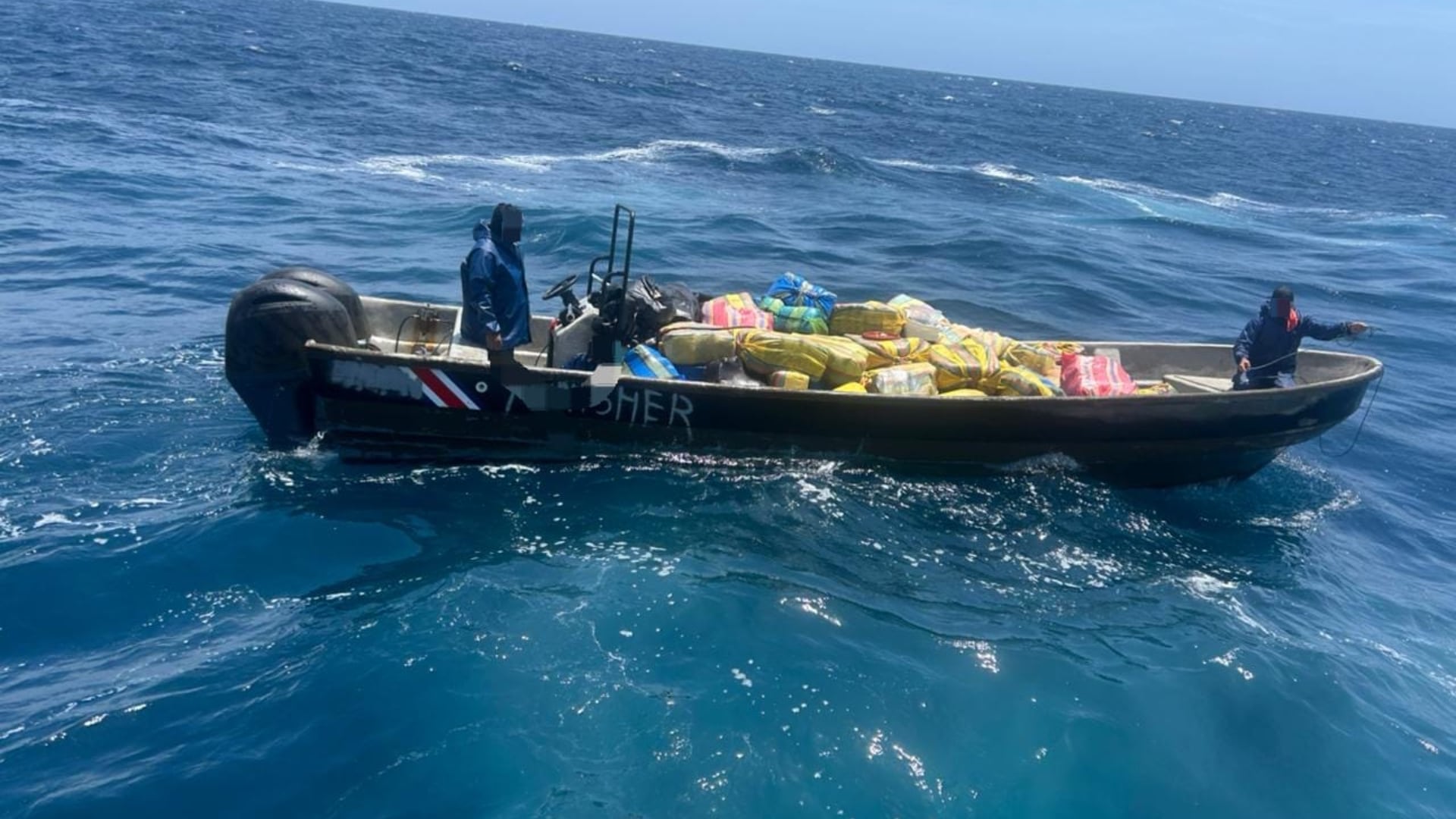 Incautan 1,7 toneladas de marihuana en aguas del Pacífico centro: así fue el operativo que dejó dos costarricenses capturados