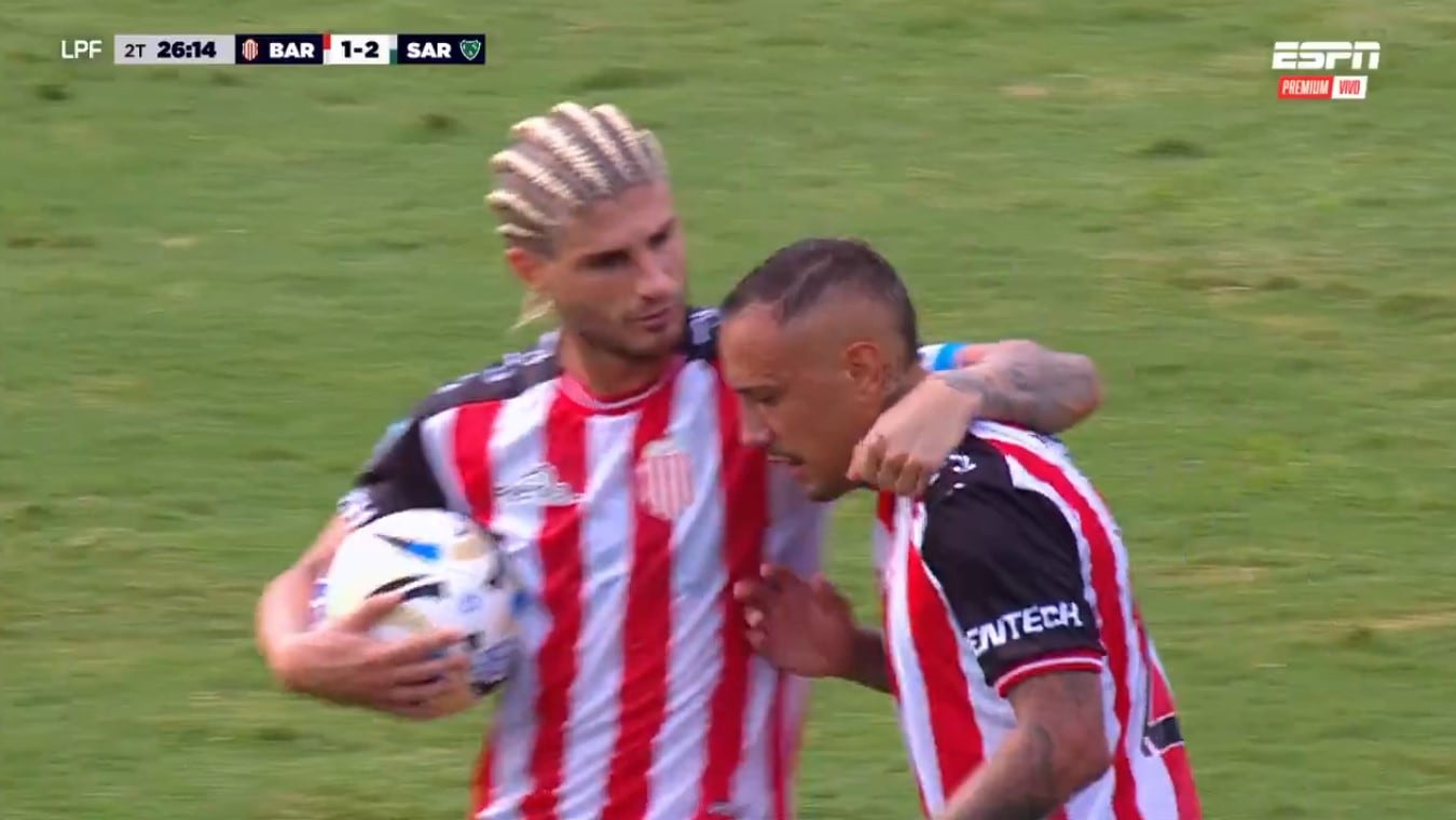 La insólita pelea entre dos jugadores de Barracas Central por un penal: la reacción tras marcar el gol