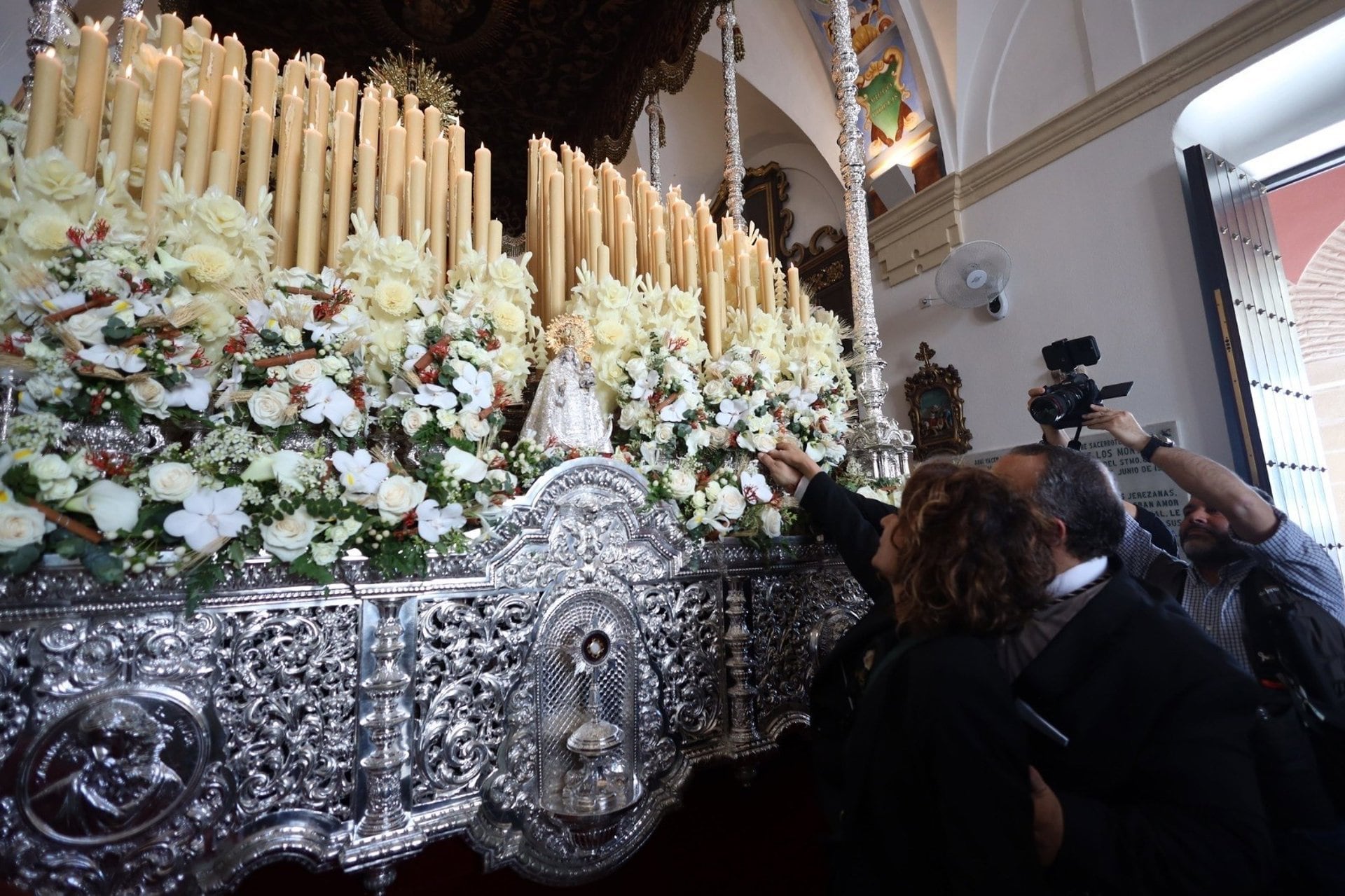 María Jesús Montero visita a las cofradías que procesionan en la provincia de Cádiz este Viernes Santo