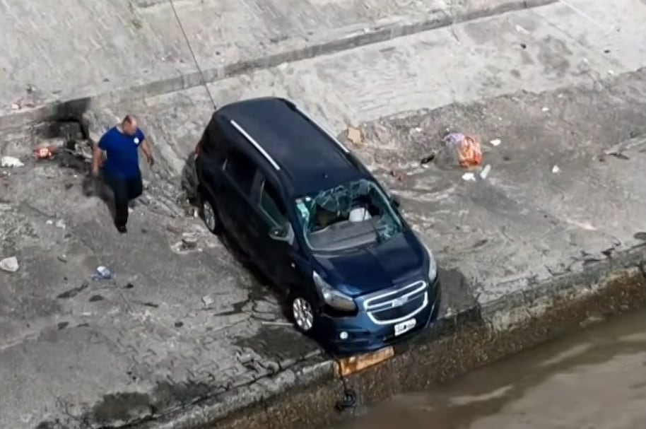 Video: así fue el operativo de rescate al auto que cayó al Río de la Plata en la Costanera
