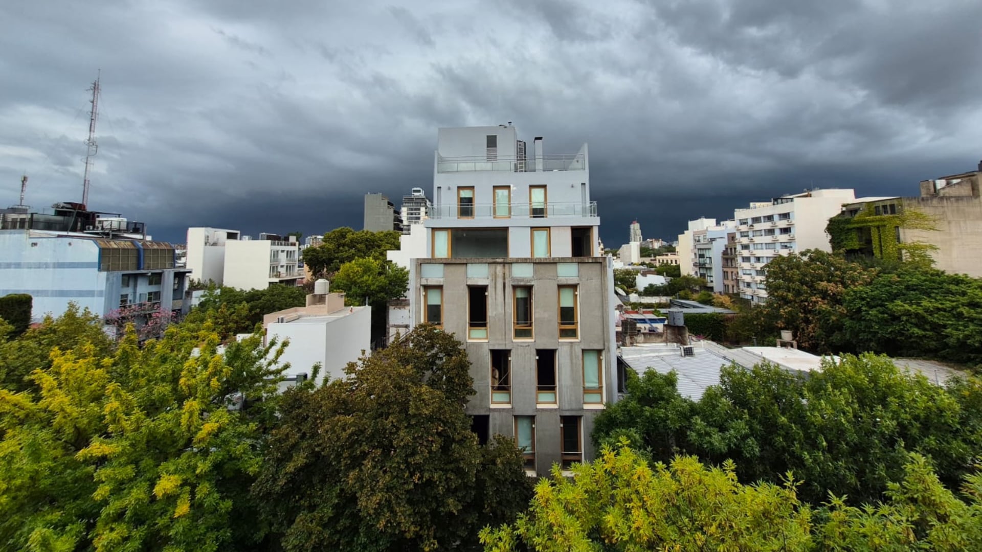Llueve en el AMBA: bajó la temperatura y se mantiene la probabilidad de más precipitaciones durante la madrugada