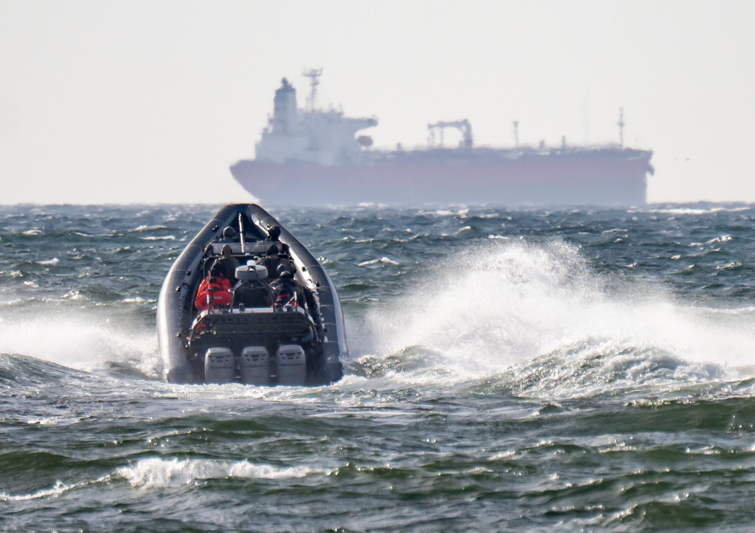 Suecia detiene petrolero sospechoso de derrame en el Báltico tras salir de puerto ruso