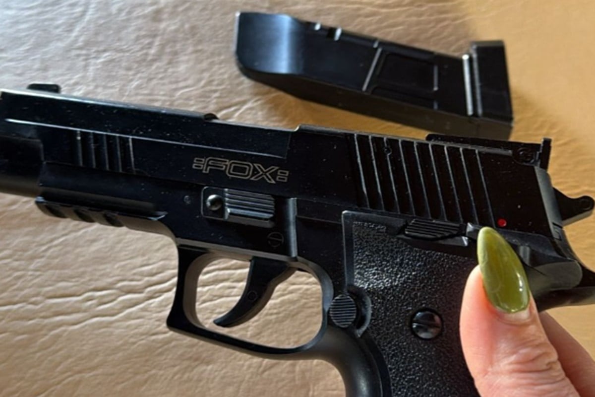 Llevó un pistola a la escuela y les apuntó a sus compañeros de 7° grado