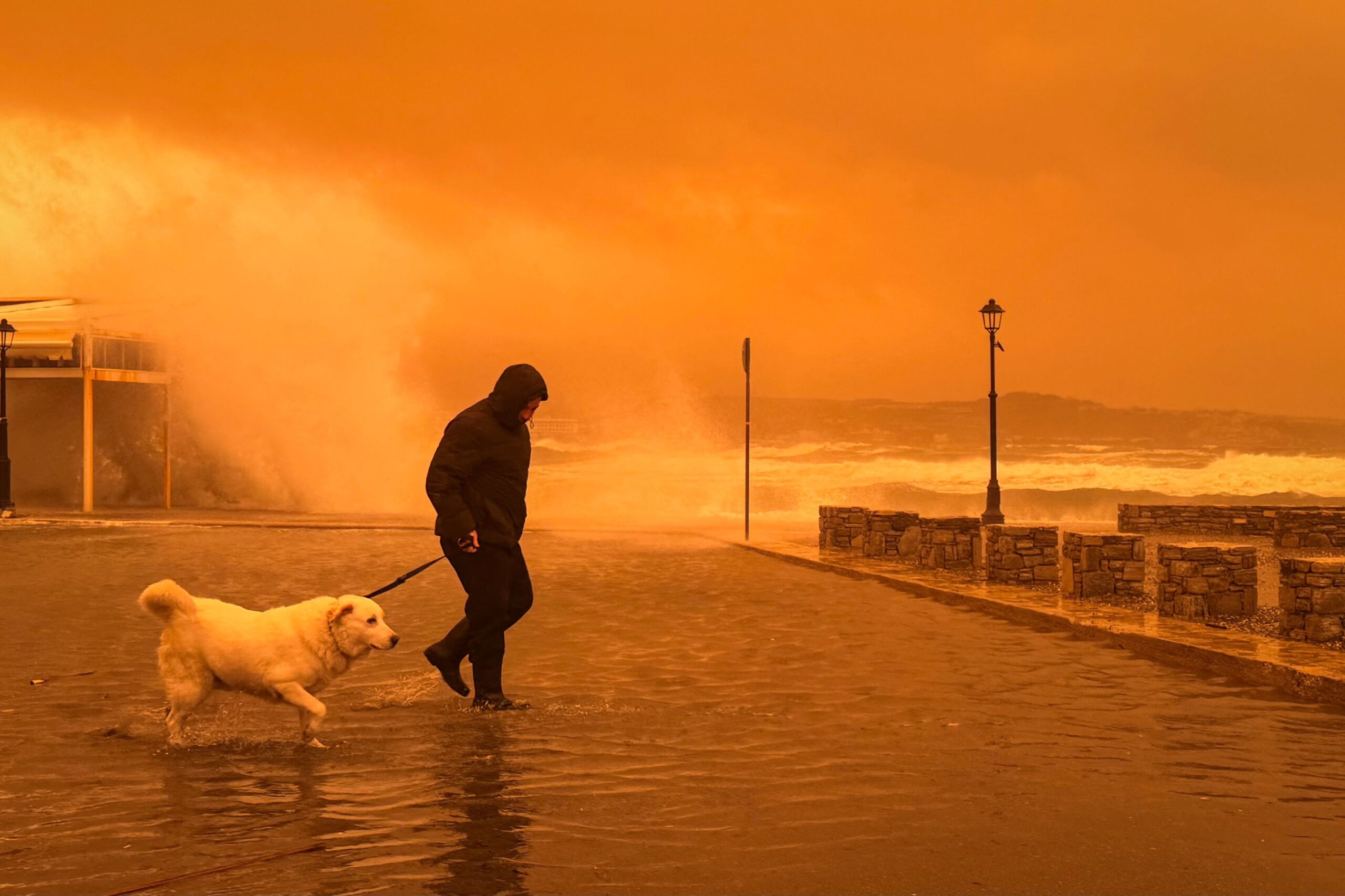 Una sorpresiva tormenta de arena del Sahara envuelve a Creta y el mal clima deja un muerto en Atenas