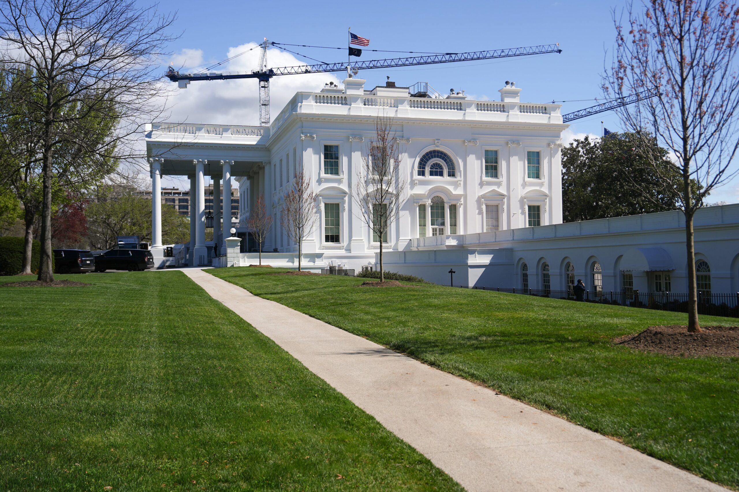Donald Trump fue autorizado para construir el salón de baile en la Casa Blanca, pero la justicia mantiene frenada la obra