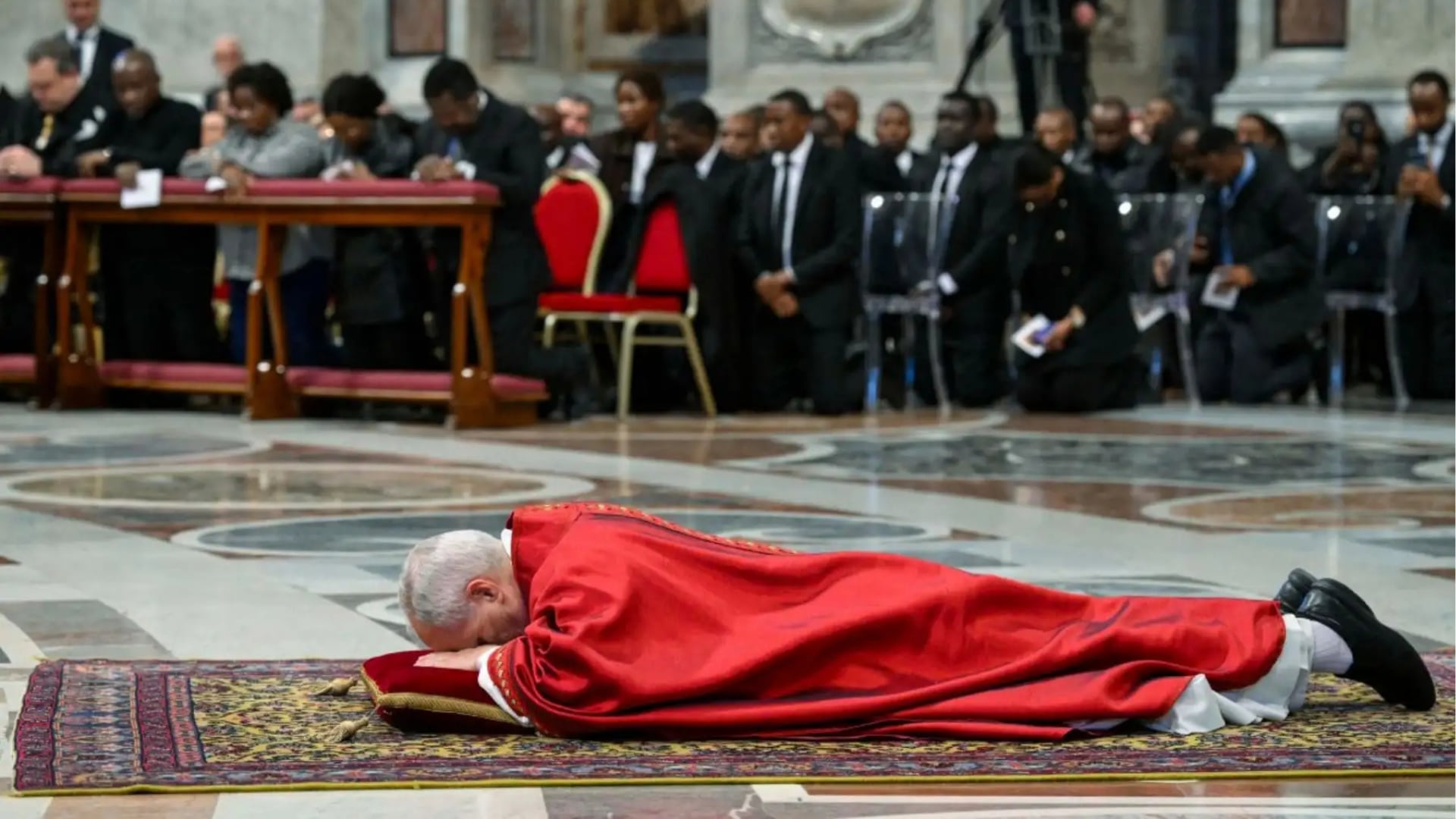 Papa León XIV reza en el piso del Vaticano en ceremonia de la Pasión de Cristo y llevará la cruz en el Vía Crucis del Coliseo