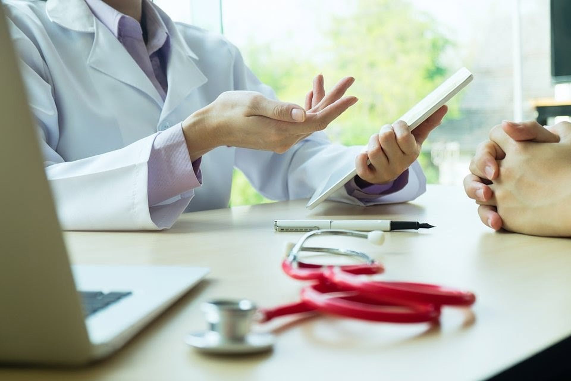 Solo tres de cada diez salvadoreños cuentan con seguro médico estatal, según encuesta del BCR