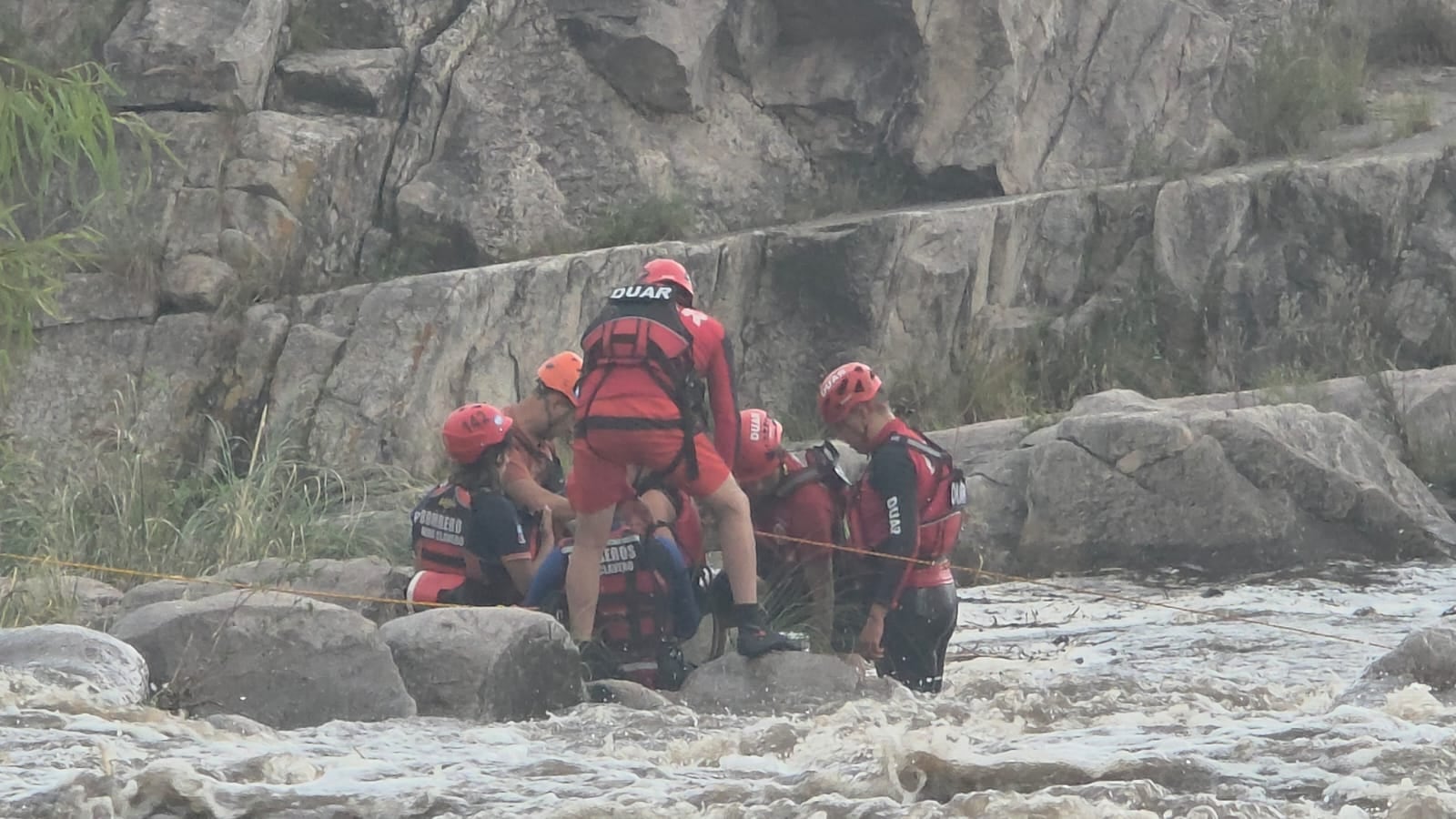 Temporal en Córdoba: rescataron a una mujer que quedó atrapada por la crecida de un río en Mina Clavero