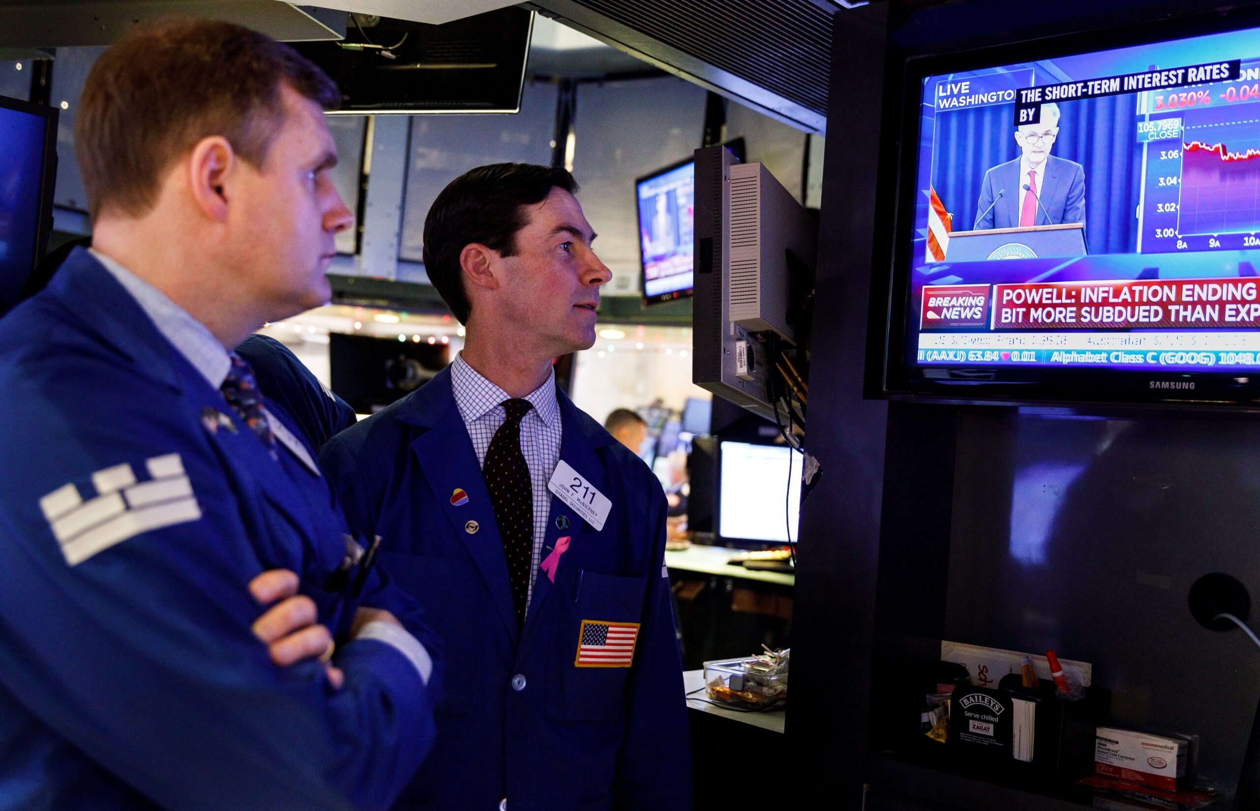 Las acciones estadounidenses cerraron dispares tras una jornada volátil en Wall Street