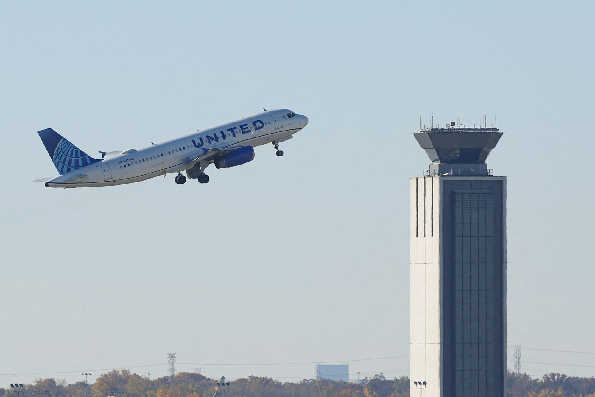 Volar es más caro en EE.UU.: United Airlines sigue los pasos de JetBlue y aumenta el costo por facturar maletas