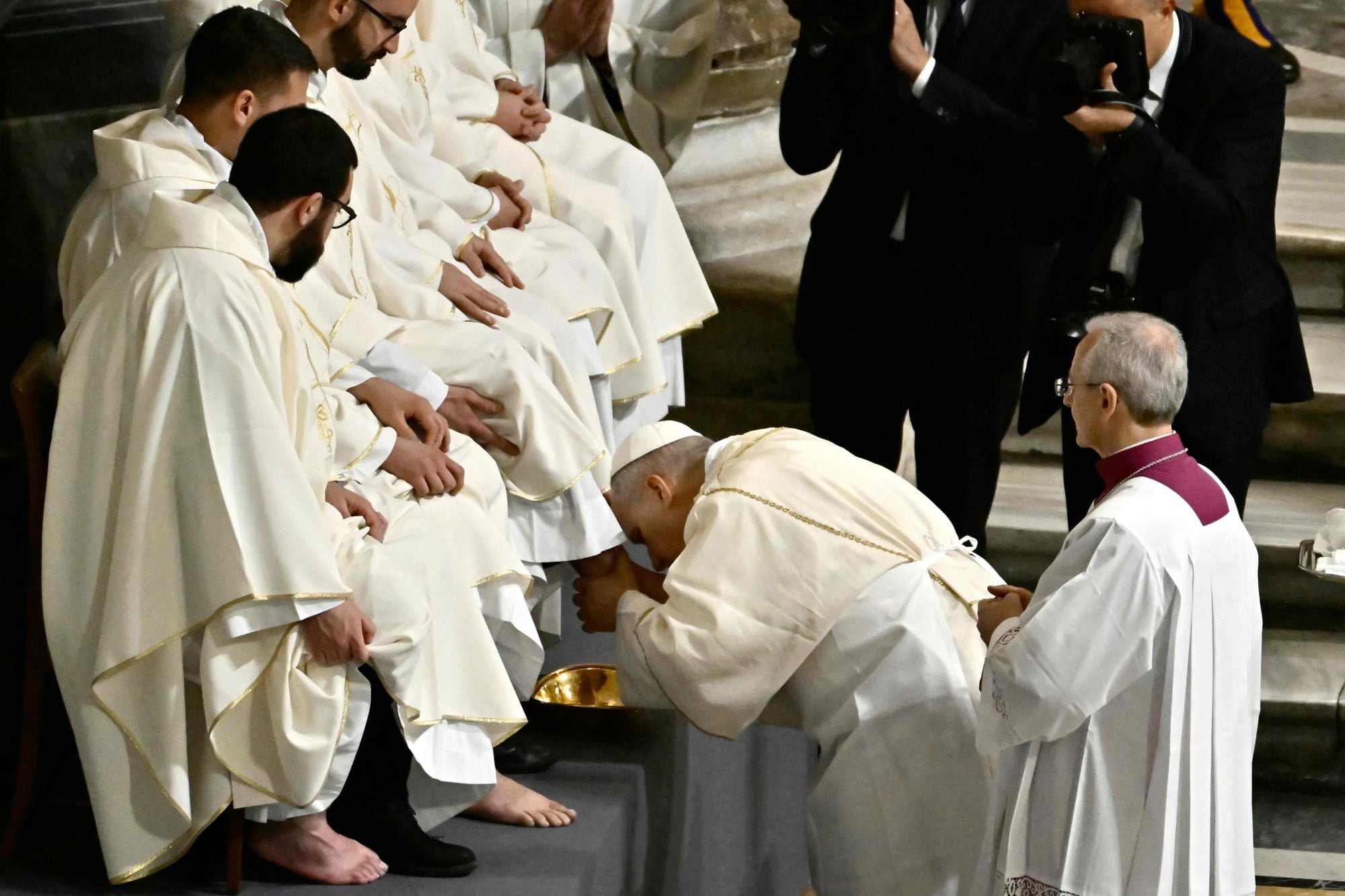 Vuelta a la tradición: León XIV le lavó los pies a 12 curas y llamó a los católicos a servir a los oprimidos