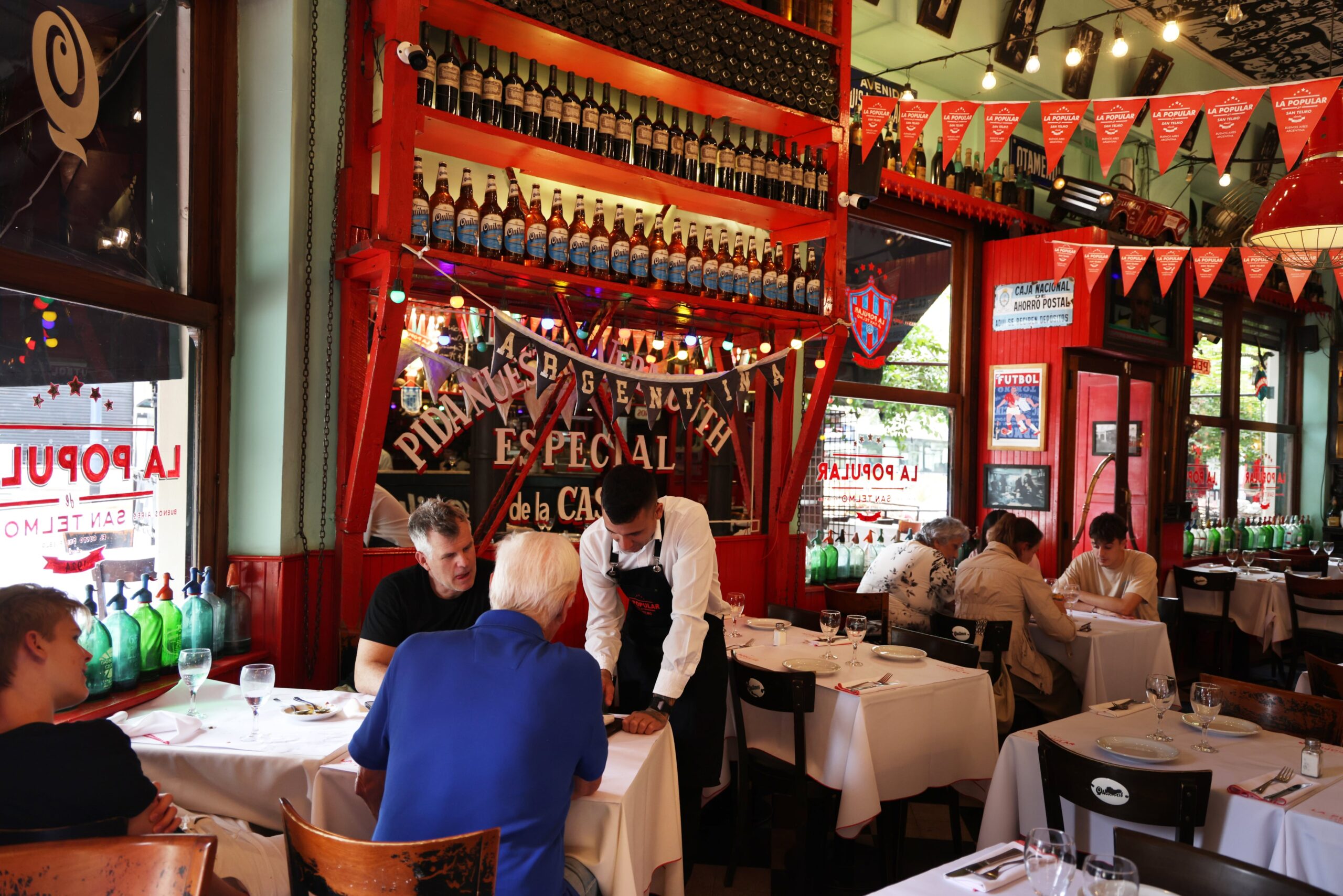 Amigos de infancia, se reencontraron ya adultos y abrieron un bodegón en San Telmo