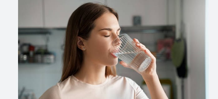 Una nutricionista aseguró que está contraindicado tomar un vaso de agua antes de irse a dormir