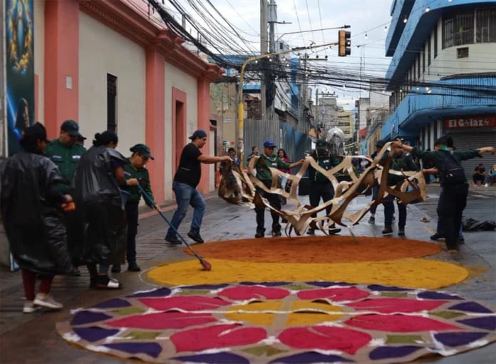Lluvias interrumpen la tradición de las alfombras de aserrín en Tegucigalpa y San Pedro Sula