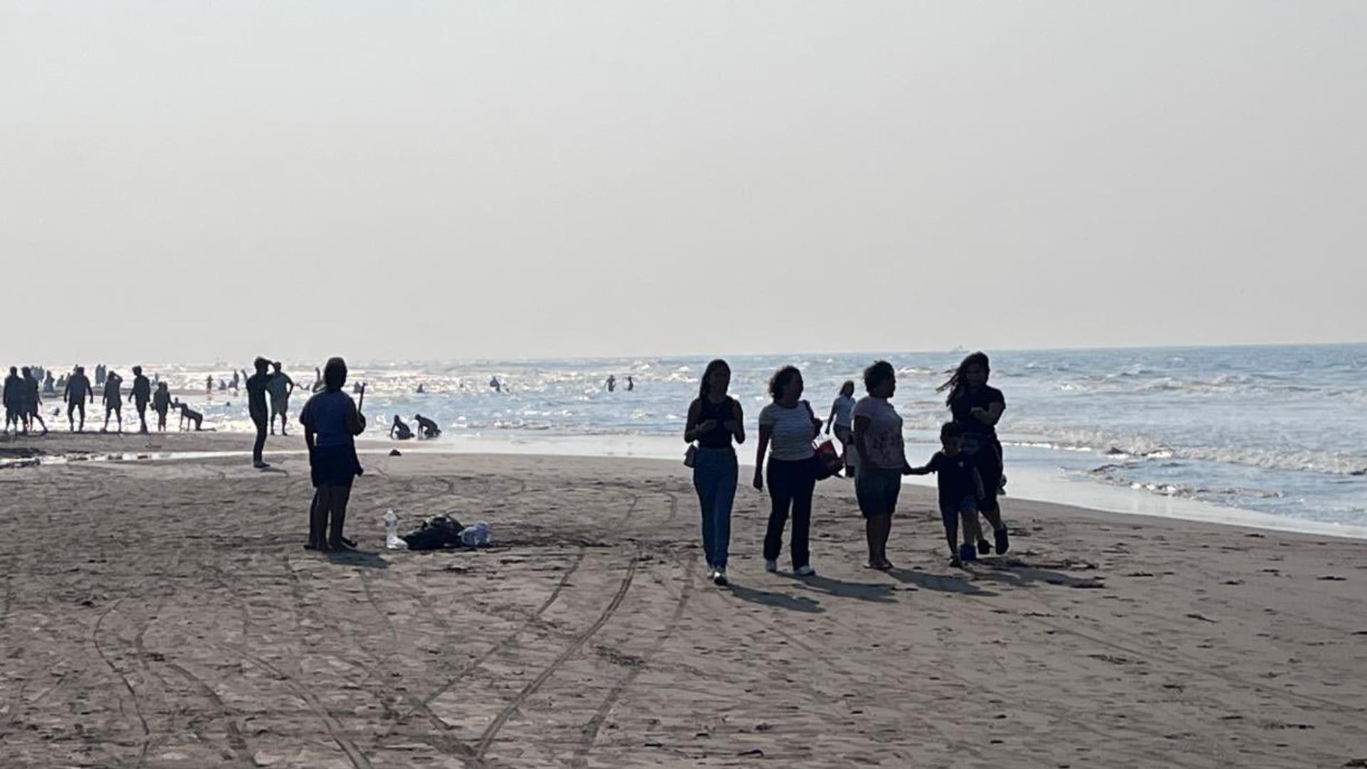 En Semana Santa, Pemex presume playas limpias en costas del Golfo de México