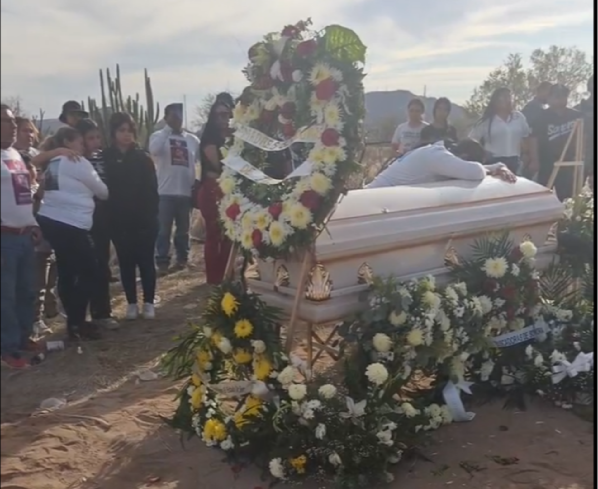 Ceci Flores sepulta a su hijo Marco Antonio en Hermosillo, Sonora