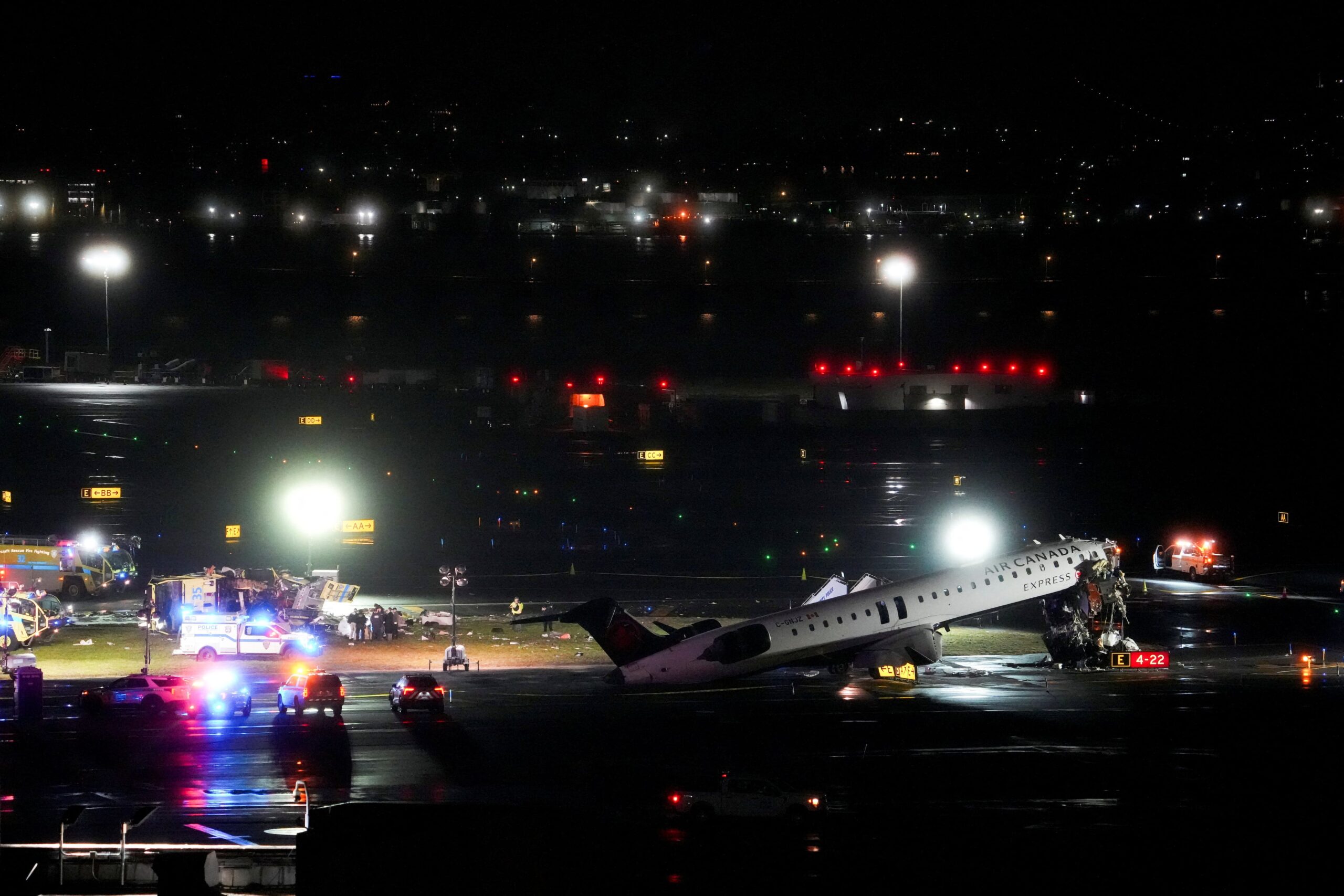 Qué papel desempeñó el personal de control aéreo en la colisión entre el Air Canada Express y el camión de bomberos en LaGuardia