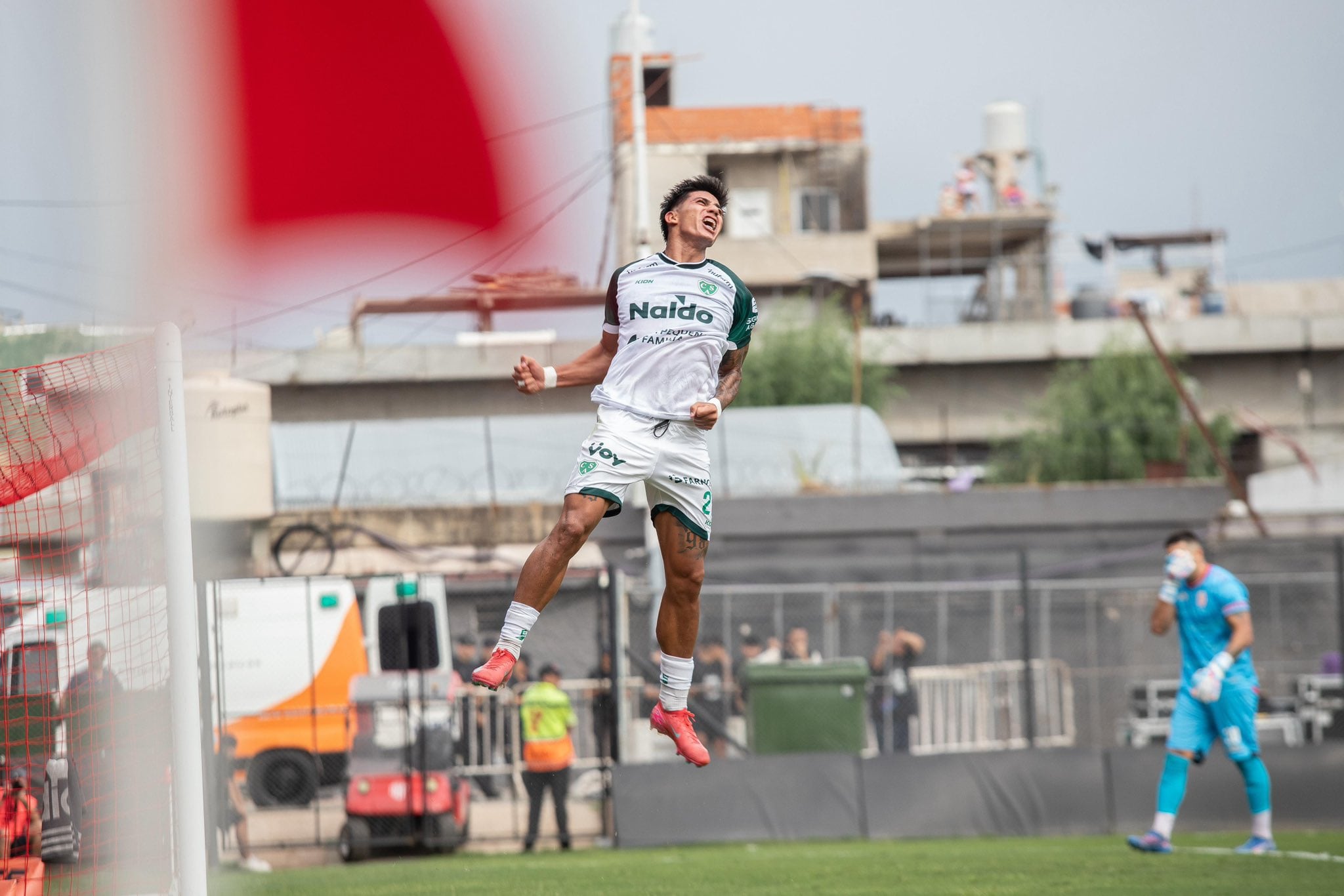 Sarmiento le ganó 2 a 1 a Barracas Central: un golazo de área a área en la cancha del equipo del Chiqui Tapia