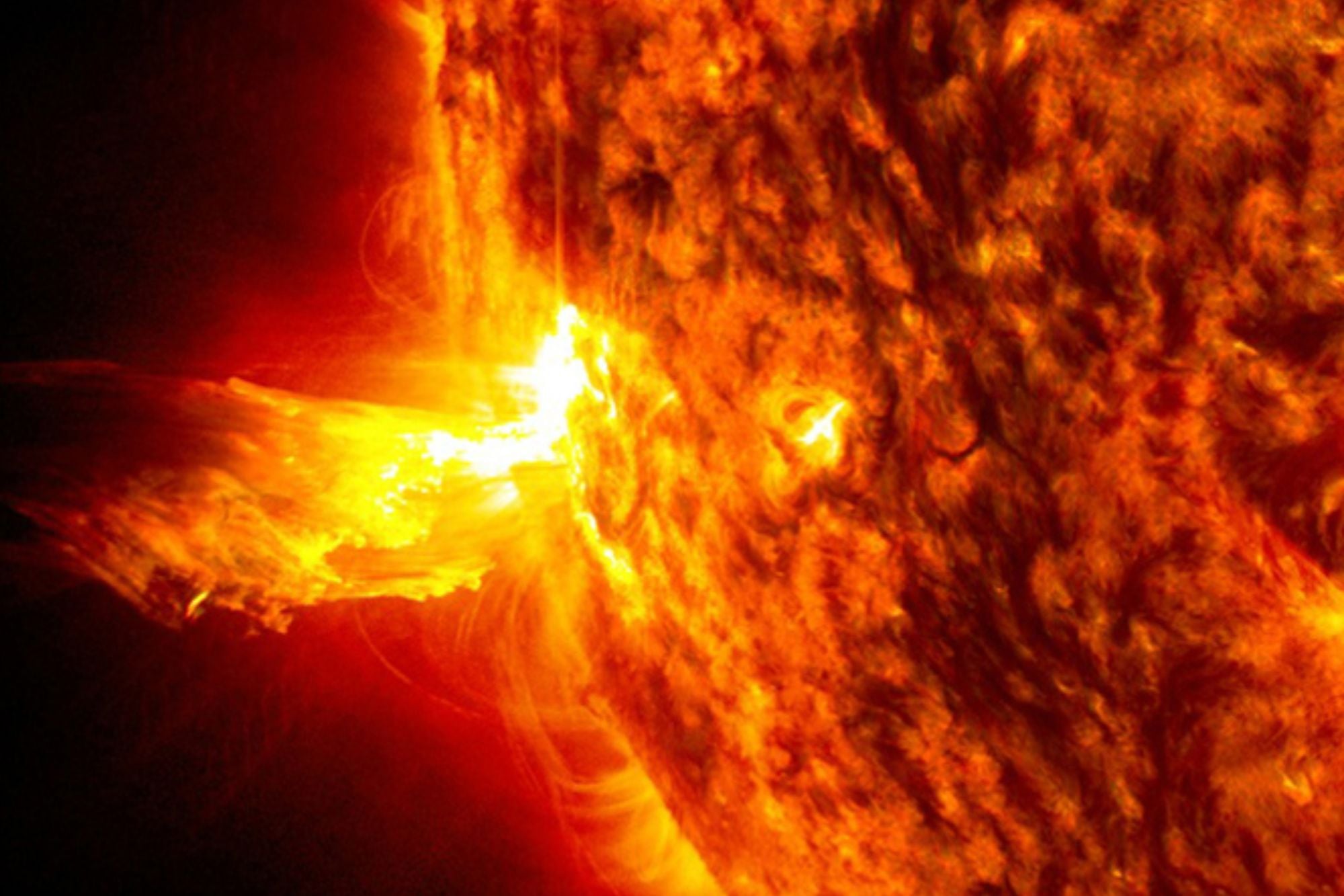 Alerta geomagnética activa hoy por agujero coronal: la NOAA advierte interferencias eléctricas