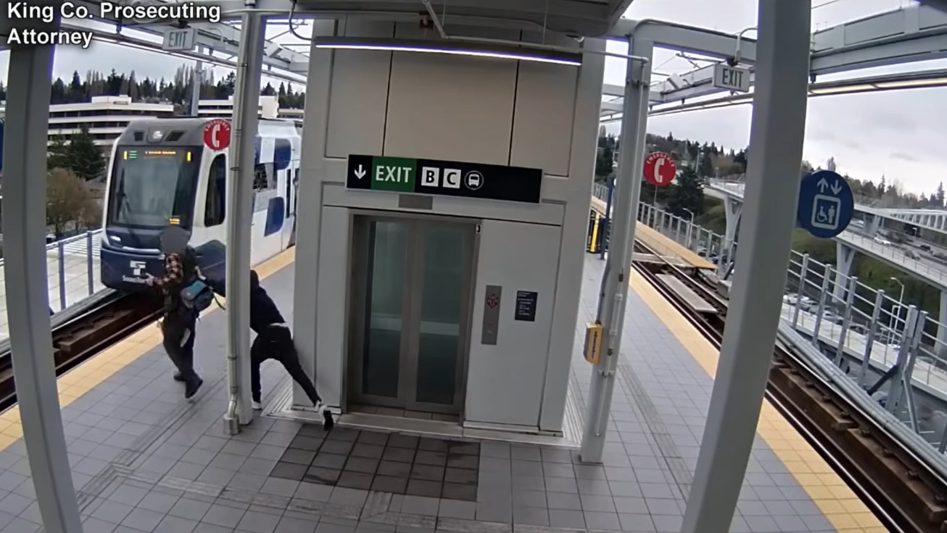 Acusan a un hombre de intento de asesinato por tratar de empujar a un desconocido frente a un tren en movimiento en Seattle