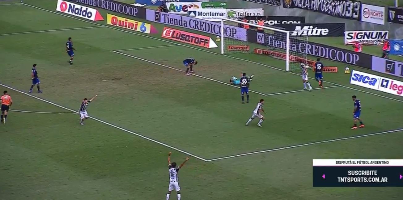 El insólito gol en contra de Mammana en la última jugada que le dio el triunfo a Gimnasia de Mendoza ante el líder Vélez