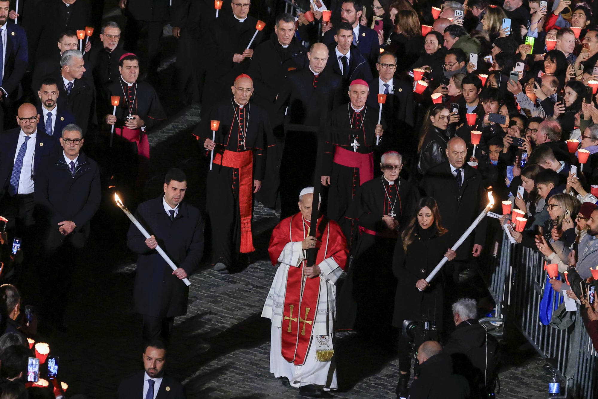 El papa León XIV cargó la cruz durante todas las estaciones del Vía Crucis