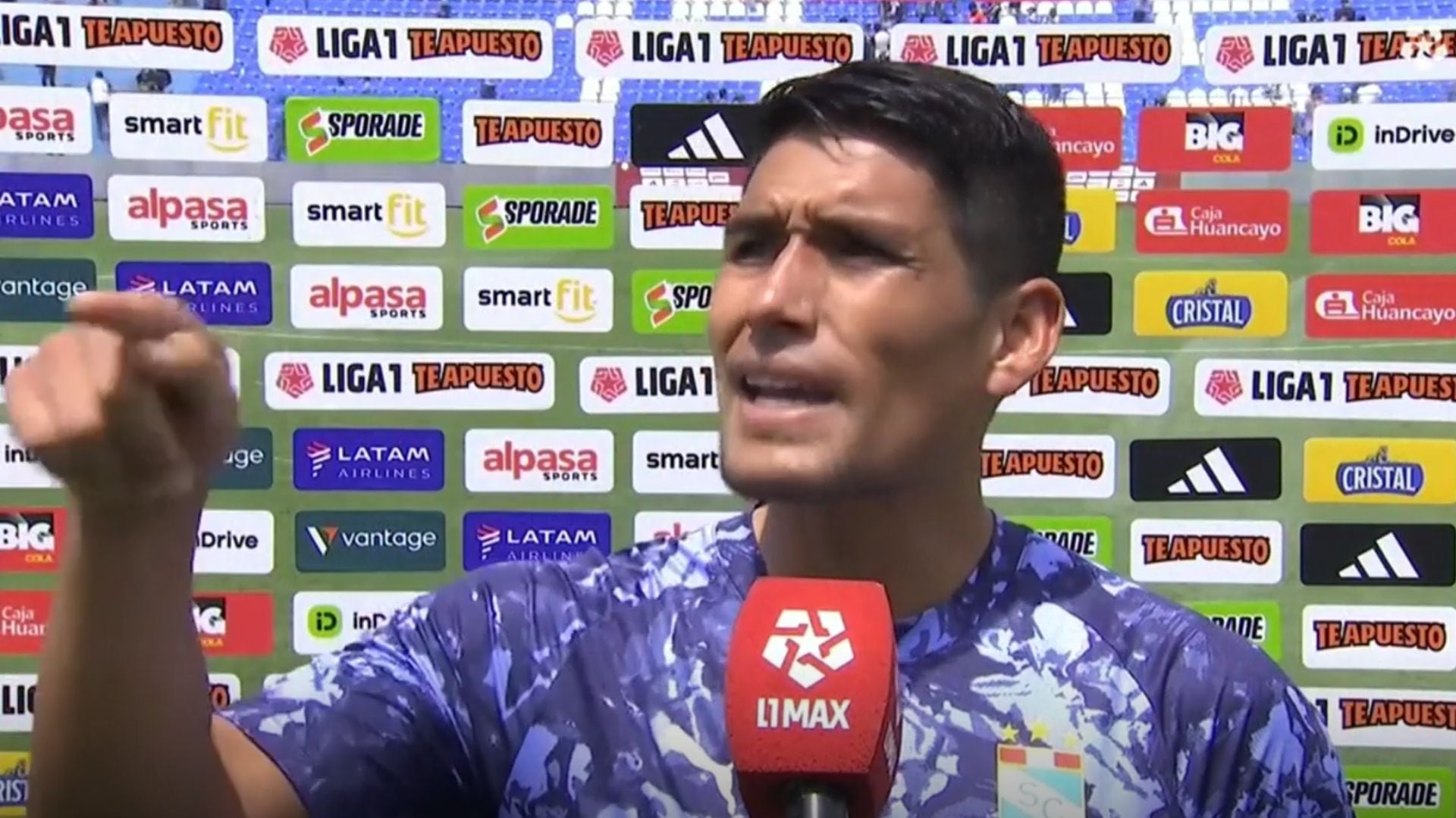 Irven Ávila confrontó a hincha de Sporting Cristal tras dura derrota ante CD Moquegua: “Ahí eres valiente. Vive de resultados”